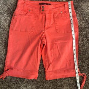 Gloria Vanderbilt Shorts. Size 6. Salmon